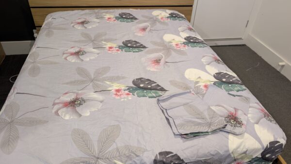 Fitted double bedsheet set 3 piece in beautiful floral design - Image 3