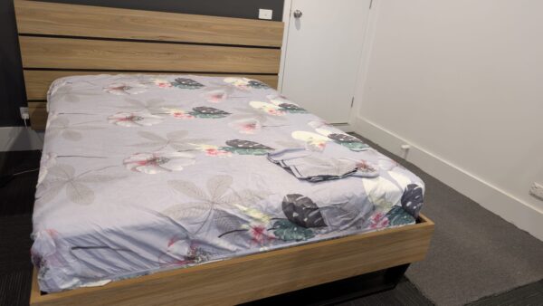 Fitted double bedsheet set 3 piece in beautiful floral design - Image 2